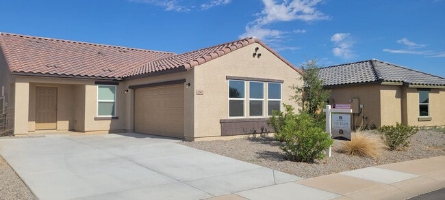 2042 E Julian Dr in Casa Grande, AZ - Building Photo - Building Photo