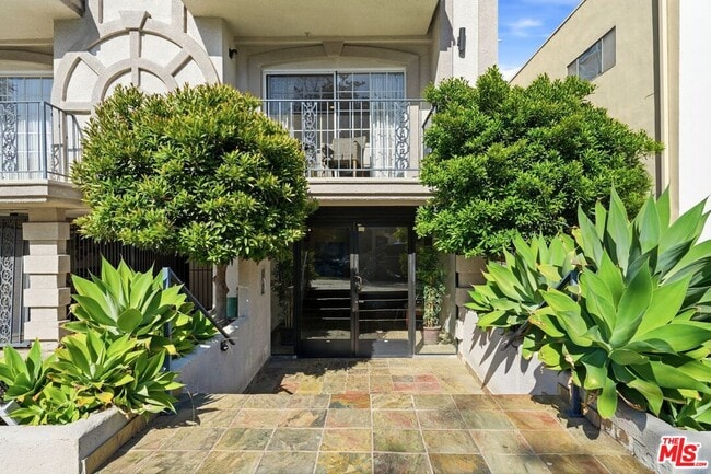 1842 Greenfield Ave in Los Angeles, CA - Building Photo - Building Photo