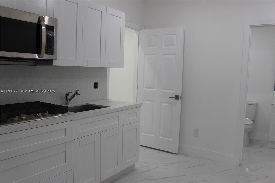 540 E 37th St in Hialeah, FL - Building Photo