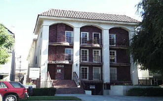 West Camarillo Apartments in North Hollywood, CA - Building Photo