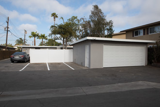 2073 Wallace Ave in Costa Mesa, CA - Foto de edificio - Building Photo