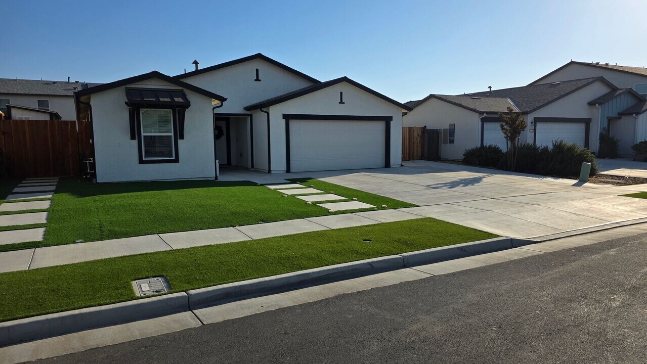 1437 San Felipe Ct in Los Banos, CA - Building Photo