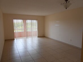 7920 Camino Real, Unit E305 in Miami, FL - Building Photo - Building Photo