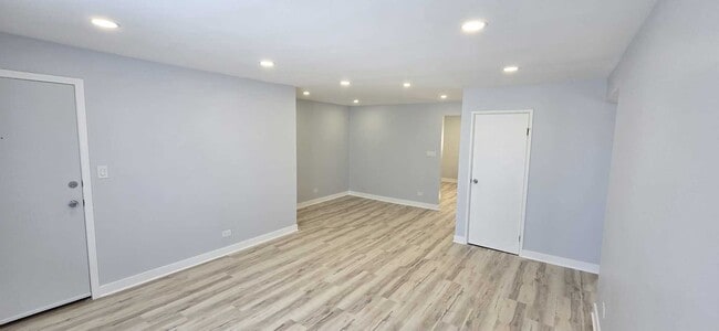 9405 Bay Colony Dr in Des Plaines, IL - Building Photo - Building Photo