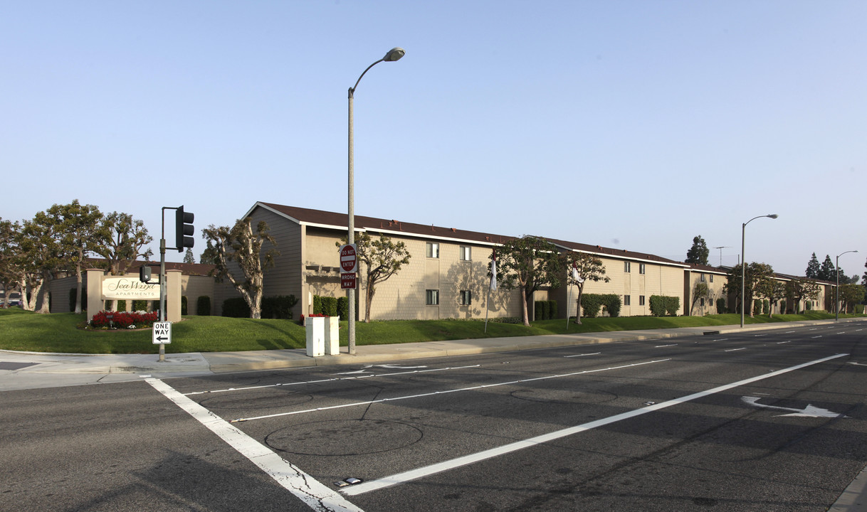 Sea Wind Apartments in Costa Mesa, CA - Building Photo