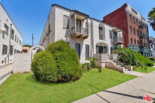 630 Cochran Ave in Los Angeles, CA - Building Photo - Building Photo