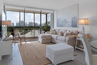 20301 W Country Club Dr in Aventura, FL - Building Photo - Building Photo