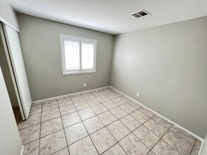 7816 Odysseus Ave in Las Vegas, NV - Foto de edificio - Building Photo