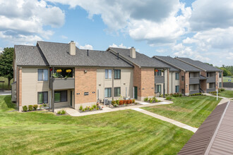 Pine Ridge Apartments in Rochester Hills, MI - Foto de edificio - Building Photo