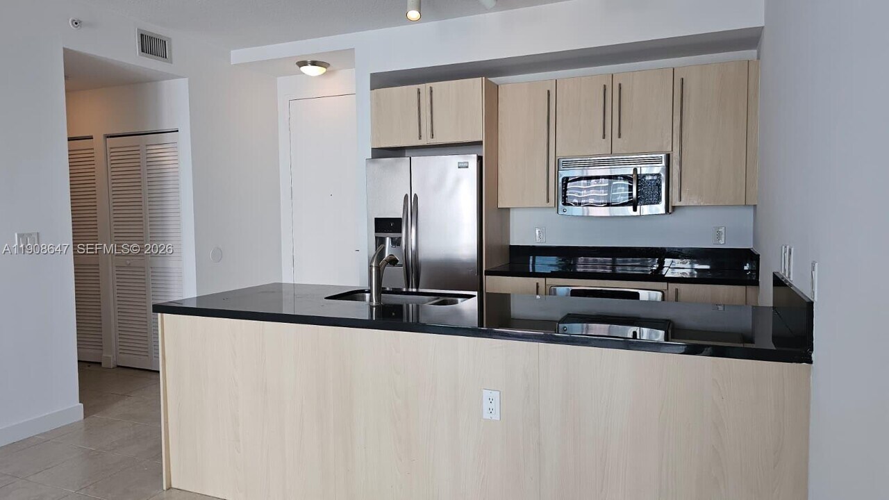 1111 SW 1st Ave, Unit 2124-N in Miami, FL - Foto de edificio