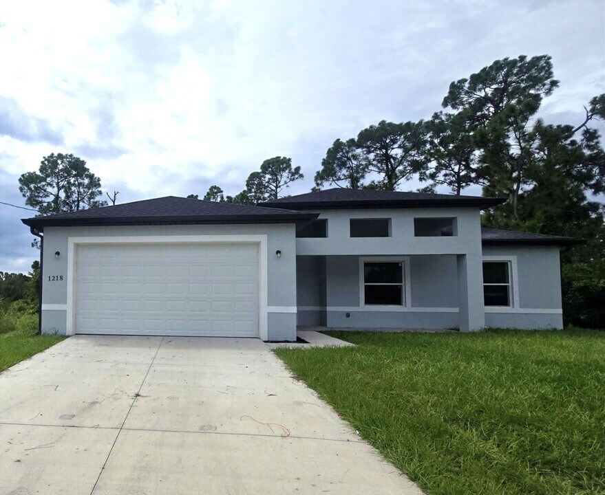 1218 Ecstasy St E in Lehigh Acres, FL - Building Photo