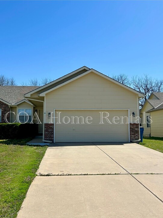 9915 E Kinkaid Cir in Wichita, KS - Foto de edificio