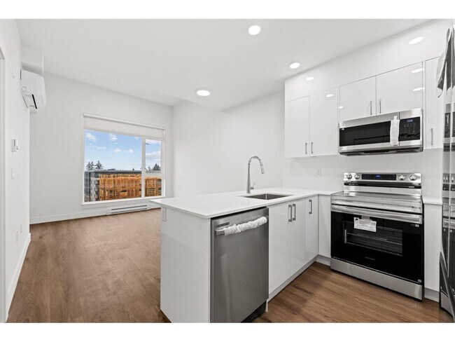 15739 Fraser Hwy in Surrey, BC - Building Photo - Building Photo