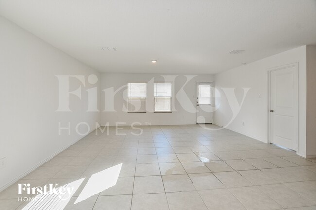 1069 Crestview Dr in Hutchins, TX - Foto de edificio - Building Photo