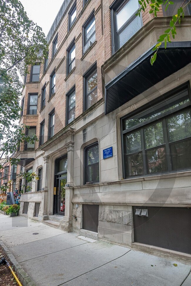 625 W Oakdale Ave, Unit #627-1