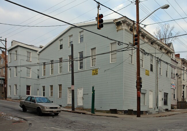 2333 W Clifton Ave in Cincinnati, OH - Foto de edificio - Building Photo