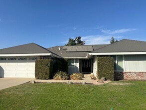 3116 W La Vida Ave in Visalia, CA - Foto de edificio - Building Photo