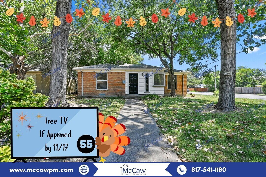 2704 Highwood Dr in Dallas, TX - Building Photo