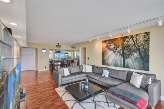 20225 NE 34th Ct in Miami, FL - Building Photo - Building Photo
