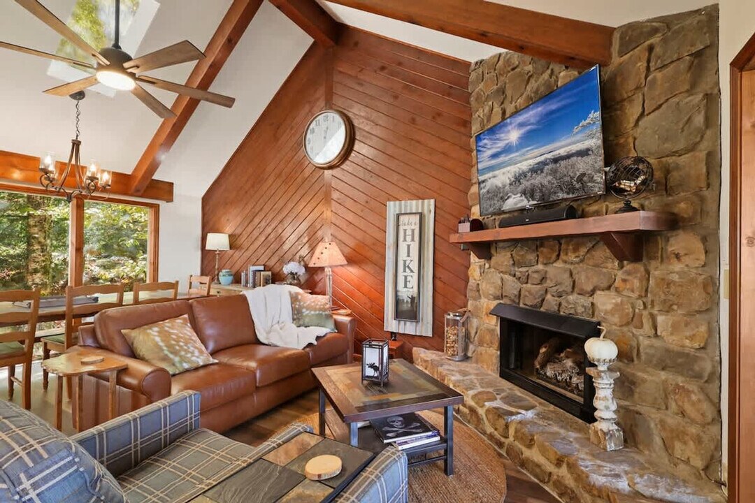 143 Tamarack Rd in Beech Mountain, NC - Foto de edificio