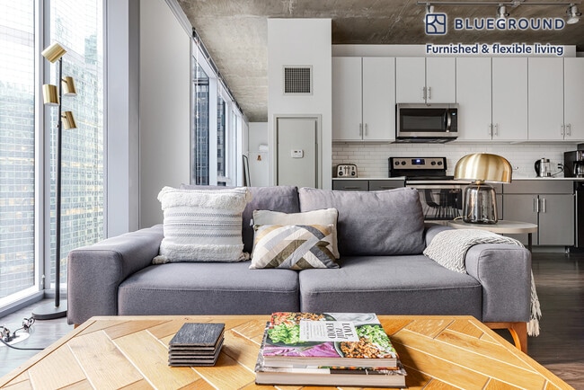 215 W Lake St in Chicago, IL - Building Photo - Building Photo