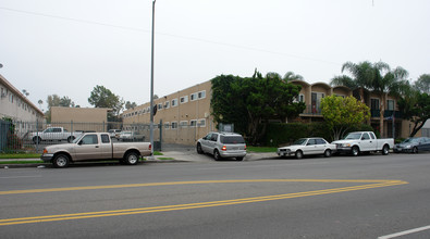 Emerald Apartments in Van Nuys, CA - Building Photo - Building Photo