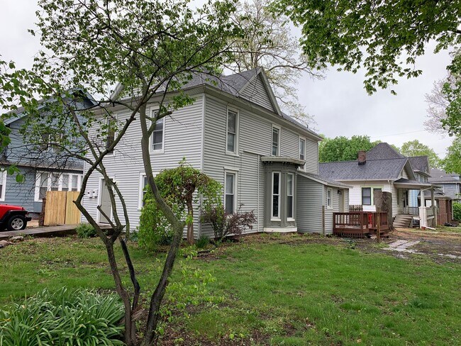 602 W Hill St in Champaign, IL - Foto de edificio - Building Photo