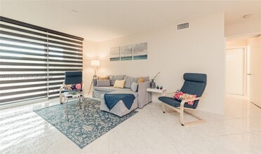 19801 E Country Club Dr in Aventura, FL - Building Photo - Building Photo