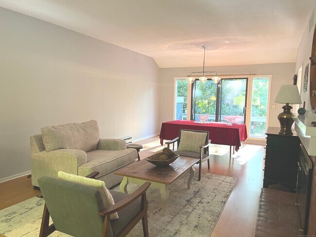 1023 Heritage Vlg in Southbury, CT - Building Photo - Building Photo