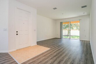 2529 Langrove Ln SW in Vero Beach, FL - Foto de edificio - Building Photo