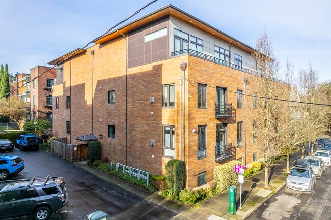 2222 NW Hoyt St in Portland, OR - Foto de edificio - Building Photo