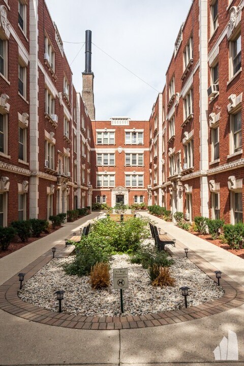 542 W Surf St, Unit #  0S1 in Chicago, IL - Foto de edificio