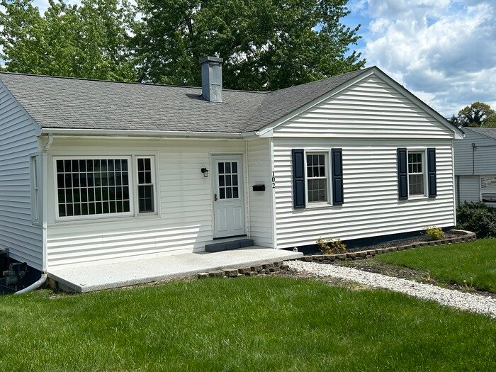 102 Hutchinson Dr in St. Clairsville, OH - Building Photo