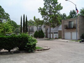18 Townhouse Ct in Bellaire, TX - Building Photo