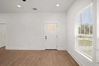 725 Westfall Ave in San Antonio, TX - Building Photo - Building Photo
