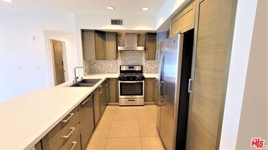 7133 Hawthorn Ave-Unit -302 in Los Angeles, CA - Building Photo - Building Photo