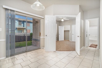 Houston Street Townhomes in San Antonio, TX - Foto de edificio - Building Photo