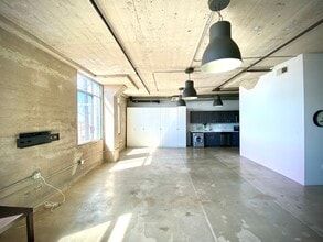 825 E 4th St, Unit 509 in Los Angeles, CA - Building Photo - Building Photo