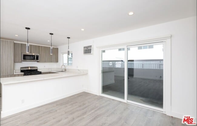 1261 Laurel Ave in West Hollywood, CA - Building Photo - Building Photo