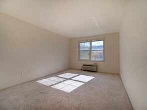 15 Freedom Way in Jersey City, NJ - Building Photo - Building Photo