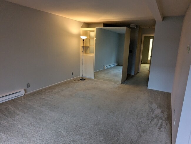 922 100th Ave NE, Unit 112 in Bellevue, WA - Foto de edificio - Building Photo