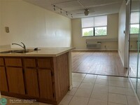 2401 Riverside Dr in Coral Springs, FL - Building Photo - Building Photo