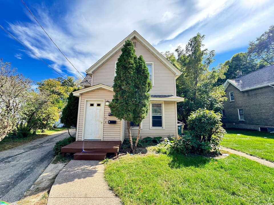 2031 Sherman Ave in Madison, WI - Building Photo