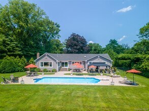 29 Fox Hollow Ln in Old Westbury, NY - Building Photo - Building Photo