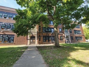 1030 S Holmes St in Lansing, MI - Building Photo - Building Photo