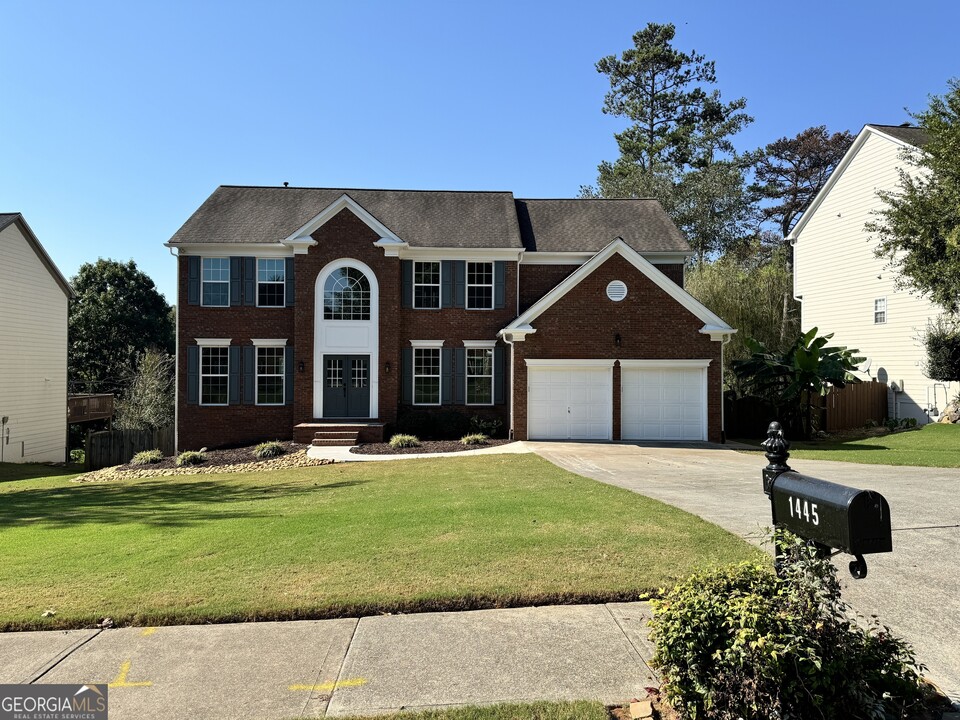 1445 Montcliff Dr in Cumming, GA - Foto de edificio