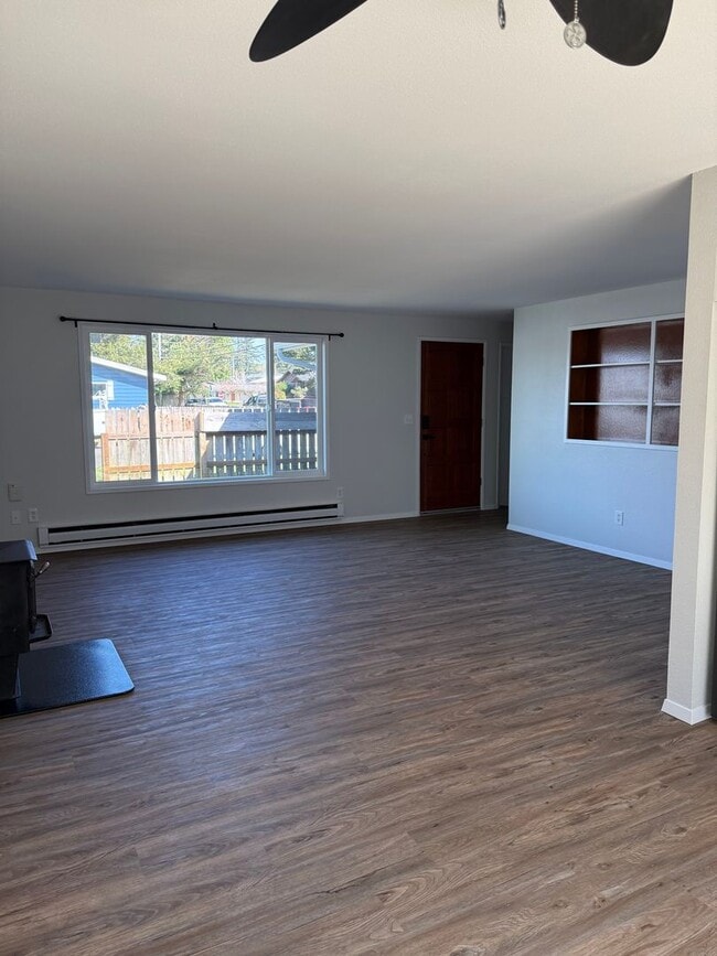 2425 State St in North Bend, OR - Building Photo - Building Photo