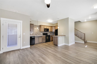 3582 E Grand Forest Dr-Unit -103 in Boise, ID - Foto de edificio - Building Photo