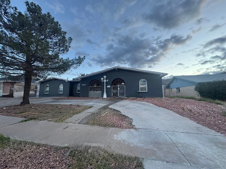 6437 Dawn Dr in El Paso, TX - Building Photo