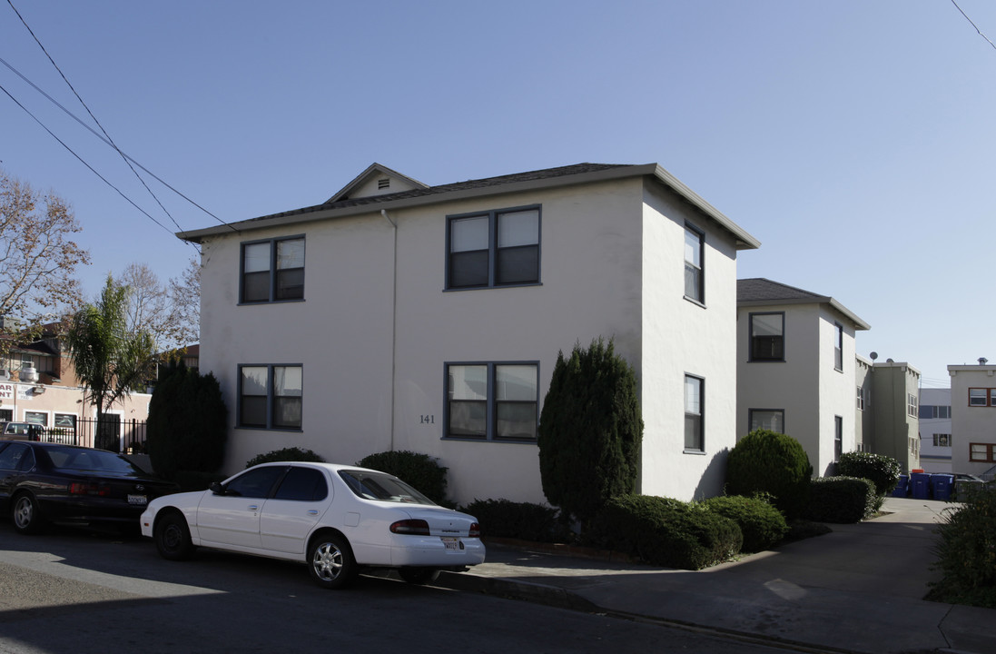 141 W Broadmoor Blvd in San Leandro, CA - Foto de edificio